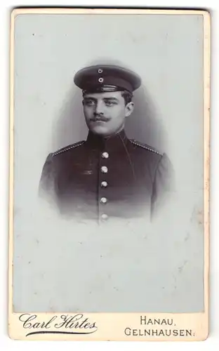 Fotografie Carl Hirtes, Hanau, Portrait Soldat in Uniform mit Schirmmütze