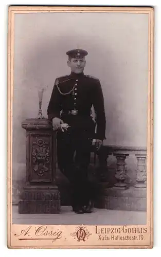 Fotografie A. Ossig, Leipzig-Gohlis, Portrait Soldat in interessanter Uniform