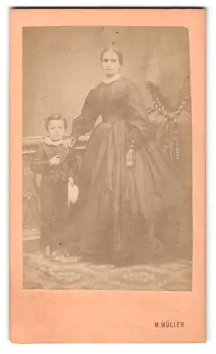 Fotografie M. Müller, Wien, Portrait bezaubernde Frau mit kleinen Jungen