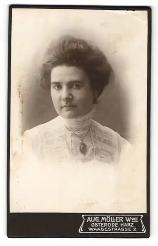 Fotografie Aug. Möller, Osterode, Portrait schöne Frau im weissen Kleid