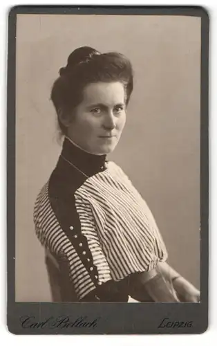 Fotografie Carl Bellach, Leipzig, Portrait schöne Frau mit Brosche am Kragen