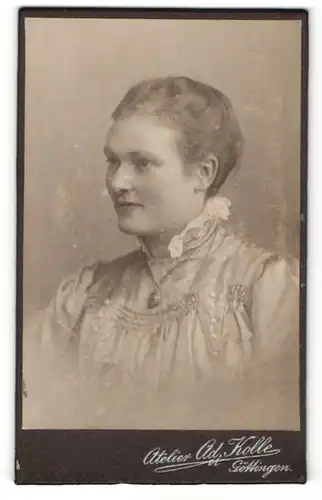Fotografie Ad. Kolle, Göttingen, Portrait hübsche Frau mit Halskette