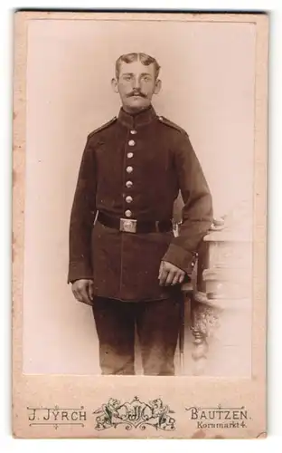 Fotografie J. Jyrch, Bautzen, Portrait Soldat in interessanter Uniform