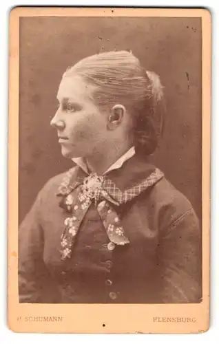 Fotografie H. Schumann, Flensburg, Portrait schönes Fräulein mit Schleife am Kragen