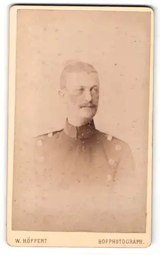 Fotografie W. Höffert, Berlin, Portrait Soldat mit Schnauzbart in Uniform