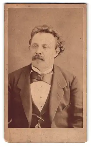 Fotografie G. Schulze, Berlin, Portrait charmanter Herr mit Schnurrbart