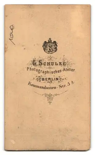 Fotografie G. Schulze, Berlin, Portrait charmanter Herr mit Schnurrbart