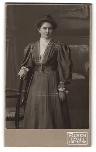 Fotografie C. Risch-Lau, Bregenz, Portrait hübsche Frau im schwarzen Kleid