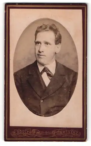 Fotografie W. Högler, Bregenz, Portrait stattlicher Herr mit Fliege im Anzug