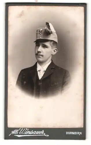 Fotografie Alb. Winsauer, Dornbirn, Portrait charmanter Mann mit Schnurrbart und Hut