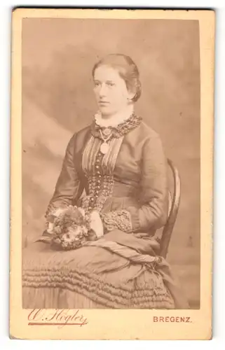 Fotografie W. Högler, Bregenz, Portrait hübsche Dame im schwarzen Kleid