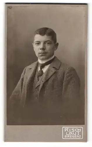 Fotografie C. Risch-Lau, Bregenz, Portrait junger Mann mit Krawatte im Anzug