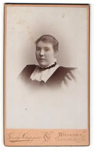 Fotografie Georg Schipper, Wiesbaden, Portrait edle Frau in weisser Bluse