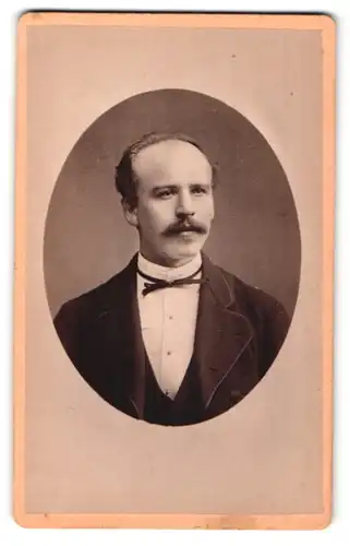 Fotografie D. W. Bensgen, Eisenach, Portrait dunkelhaariger Mann mit Schnauzbart