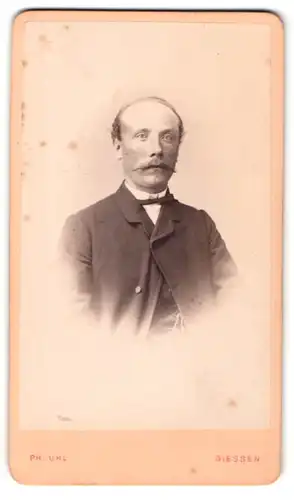 Fotografie Ph. Uhl, Giessen, Portrait eleganter Herr mit Schnurrbart