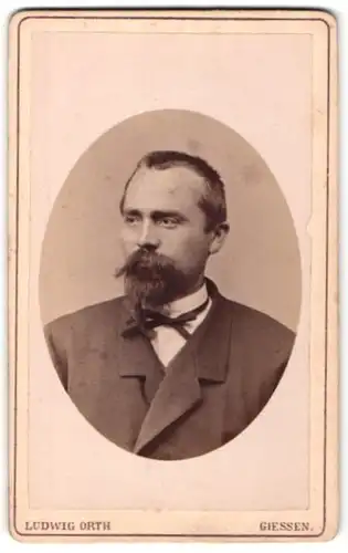 Fotografie Ludwig Orth, Giessen, Portrait edler Mann mit Spitzbart