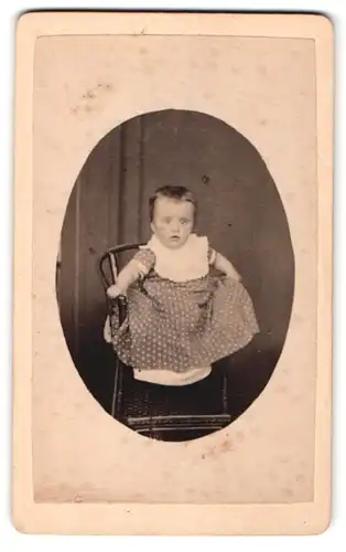 Fotografie unbekannter Fotograf und Ort, Portrait niedliches Kleinkind im Kleidchen