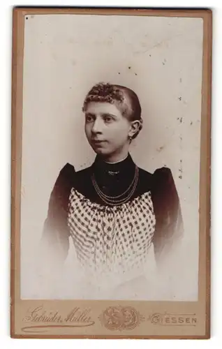 Fotografie Gebrüder Müller, Giessen, Portrait charmante Dame mit Ohr- und Halsschmuck