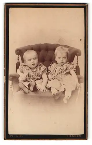 Fotografie Ph. Uhl, Giessen, Portrait zwei niedliche Kleinkinder in Kleidern