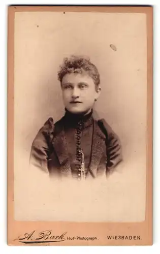 Fotografie A. Bark, Wiesbaden, Portrait schönes Fräulein im schwarzen Kleid