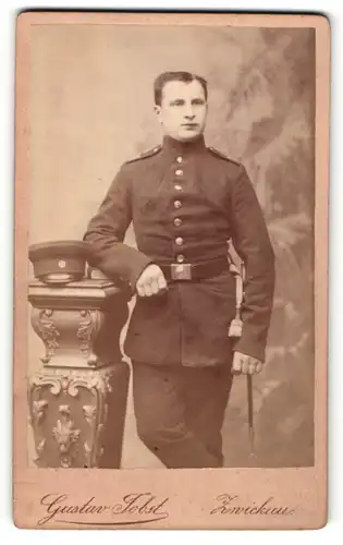 Fotografie Gustav Jobst, Zwickau i. S., Portrait stattlicher junger Soldat in interessanter Uniform