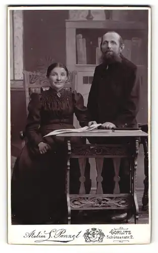 Fotografie L. Penzel, Görlitz, betagtes Paar am Tisch sitzend