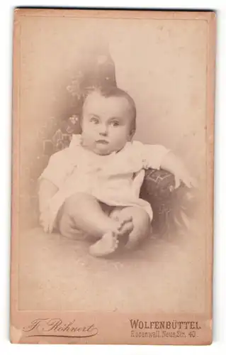 Fotografie F. Röhnert, Wolfenbüttel, niedliches Kleinkind macht grosse Augen im weissen Hemdchen
