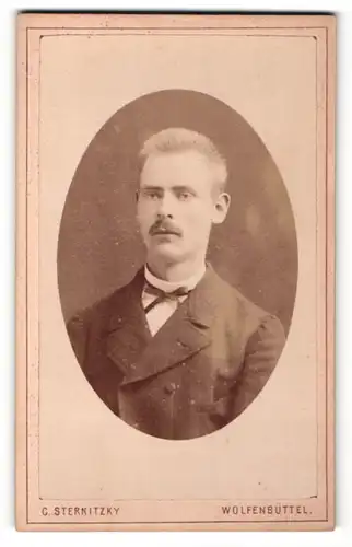 Fotografie C. Sternitzky, Wolfenbüttel, Portrait blonder junger Mann in Fliege und Jackett
