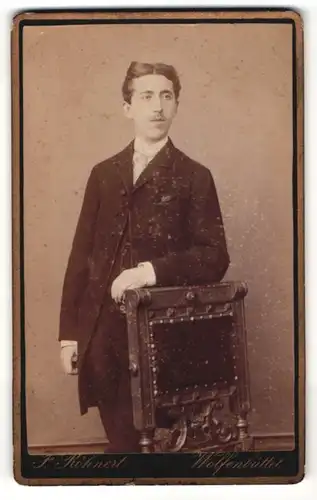 Fotografie F. Röhnert, Wolfenbüttel, junger charmanter Mann im Anzug