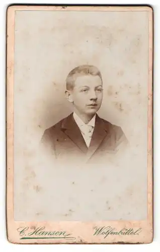 Fotografie C. Hansen, Wolfenbüttel, Portrait niedlicher blonder Bube im Jackett