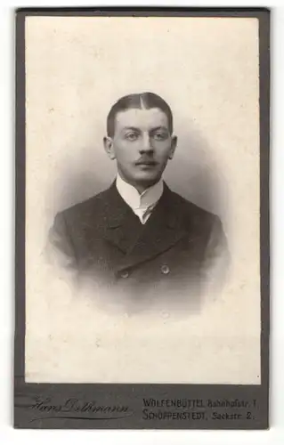 Fotografie Hans Dethmann, Wolfenbüttel, Portrait dunkelhaariger junger Mann mit Schnäuzer im Anzug