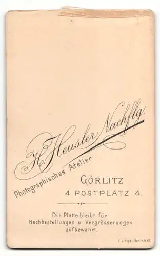 Fotografie Heusler Nachfolger, Görlitz, hübsche junge Familie in eleganter Kleidung