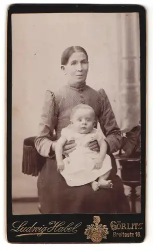Fotografie Ludwig Habel, Görlitz, stolze Grossmutter mit Enkelin auf dem Schoss
