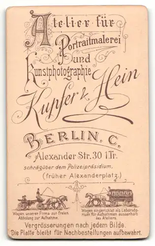 Fotografie Kupfer & Hein, Berlin, Portrait charmanter junger Mann mit Oberlippenbart im Jackett