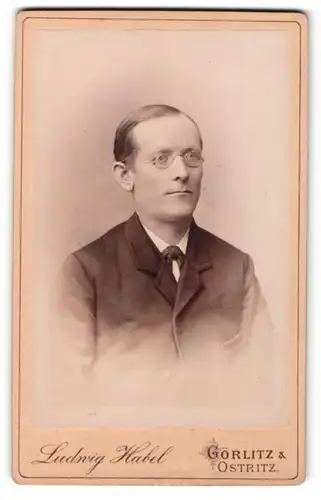 Fotografie Ludwig Habel, Görlitz, Portrait stattlicher Herr mit Brille