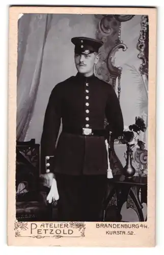 Fotografie Atelier Petzold, Brandenburg a. H., Portrait stattlicher junger Soldat in interessanter Uniform