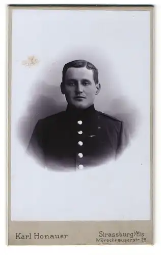 Fotografie Karl Honauer, Strassburg i. Els., Portrait charmanter junger Soldat in interessanter Uniform