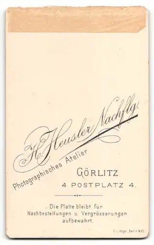 Fotografie Heusler Nachf., Görlitz, Portrait elegant gekleideter Knabe mit Gehstock