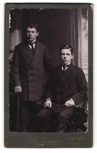 Fotografie F. Flarup, Flensburg, Portrait zwei junge Herren in zeitgenössischer Kleidung