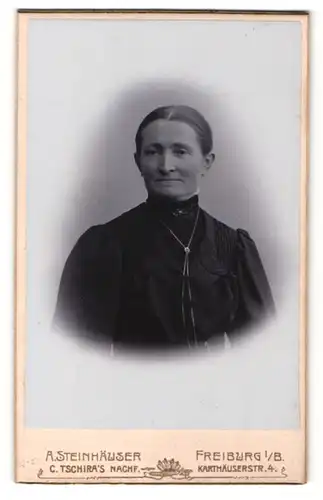 Fotografie A. Steinhäuser, Freiburg i / B., Portrait bürgerliche Dame mit zurückgebundenem Haar