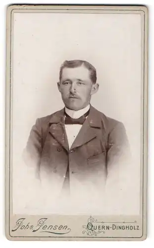 Fotografie Johs. Jensen, Quern-Dingholz, Portrait charmanter Herr im Anzug mit Krawatte