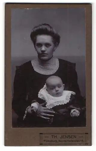 Fotografie Th. Jensen, Flensburg, Portrait elegant gekleidete Dame mit Baby auf dem Schoss