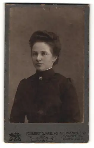 Fotografie Robert Spreng, Basel, Portrait junge Dame im schwarzen Kleid mit Kragenbrosche