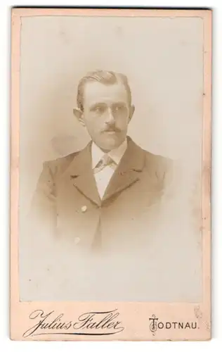 Fotografie Julius Faller, Todtnau, Portrait charmanter Herr im Anzug mit Fliege