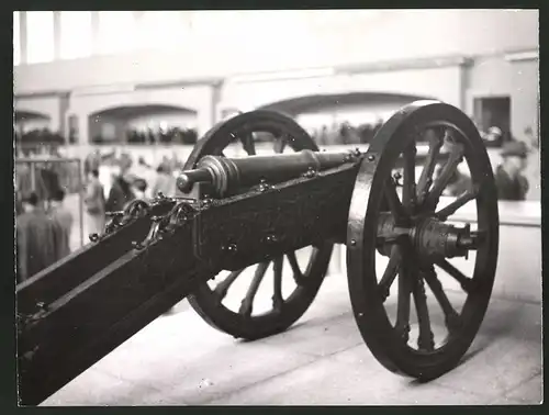 Fotografie I. Internationale Handwerksausstellung in Berlin 1938, Ausstellungsstück, altes Geschütz von 1749