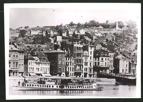 Fotografie Ansicht Lüttich, Fährschiff verbindet die beiden Ufer der Maas 1940