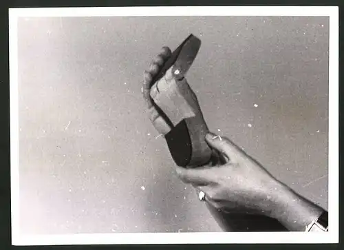 Fotografie Leipzig, Herbstmesse 1941, biegsame Holzsohle für elegante Schuhwaren