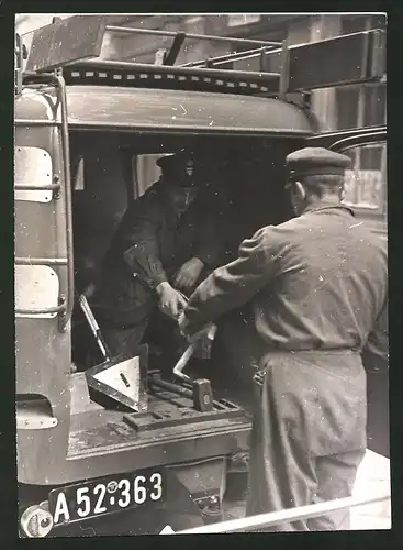 Fotografie Wilhelm Sturm, Ansicht Wien, Arbeiter der Strassenwehr reparieren schwere Strassenschäden 1938