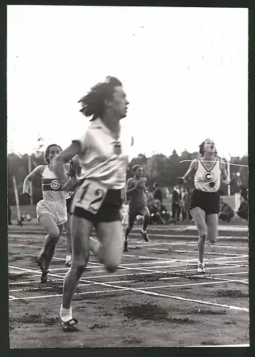 Fotografie Ansicht Berlin, Abendsportfest der Leichtathleten in Berlin 1938, 100m Lauf der Frauen