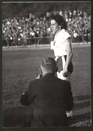 Fotografie Ansicht Berlin, Abendsportfest der Leichtathleten 1938, 100m der Frauen Lauf Siegerin Walasiewicz